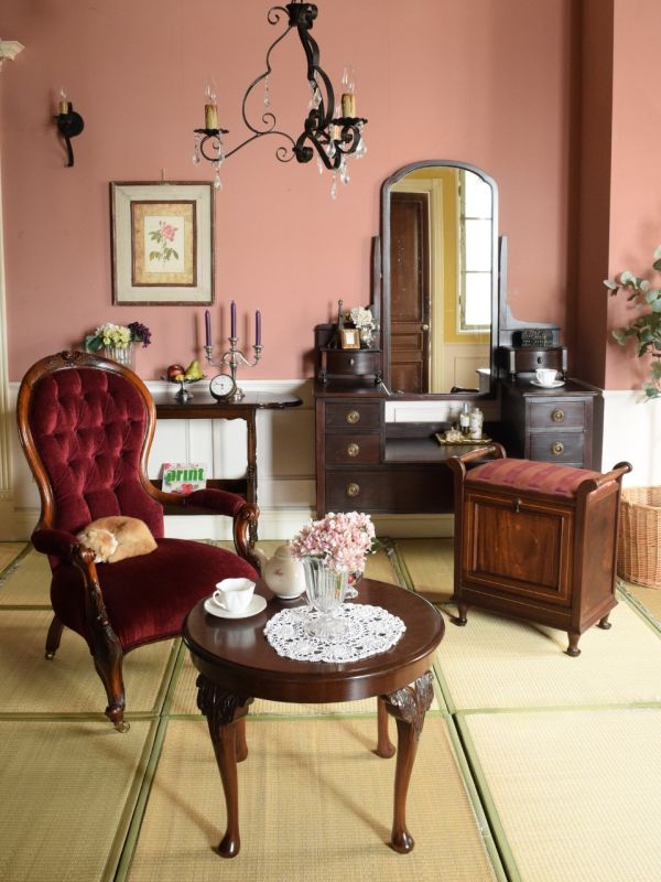 大きなミラーが姿見になるアンティークのドレッサー、イギリスから届い