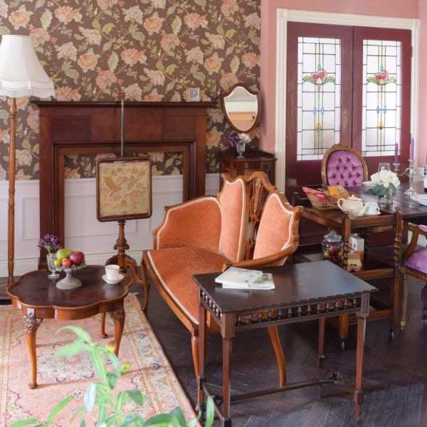 英国から届いたアンティークのローテーブル、オーバル型の