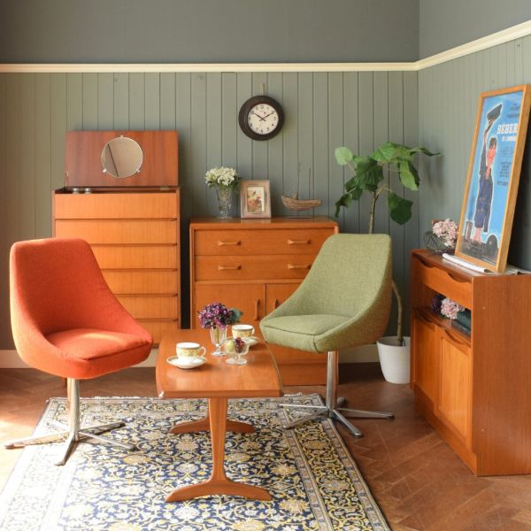 北欧スタイルのビンテージチェア、オレンジ色のカッコいいスピンチェア