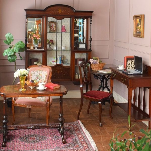 英国アンティークのパーラーキャビネット、アンゲリカ・カウフマン様式