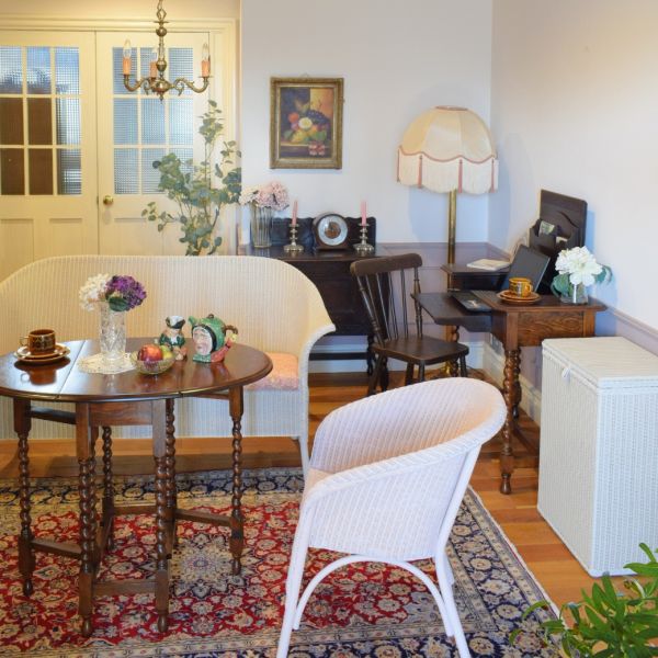 おしゃれなアンティークの椅子、素朴な雰囲気が漂うアンティークの