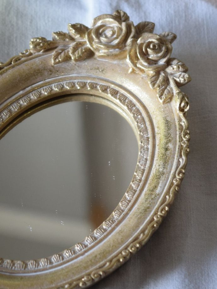 アンティーク風のおしゃれな鏡、壁かけにも出来る上品なハンドミラー
