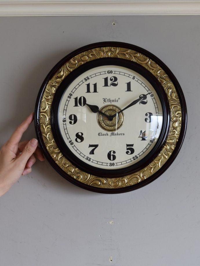 アンティーク調のおしゃれな時計、ゴールド色の華やかなウォール