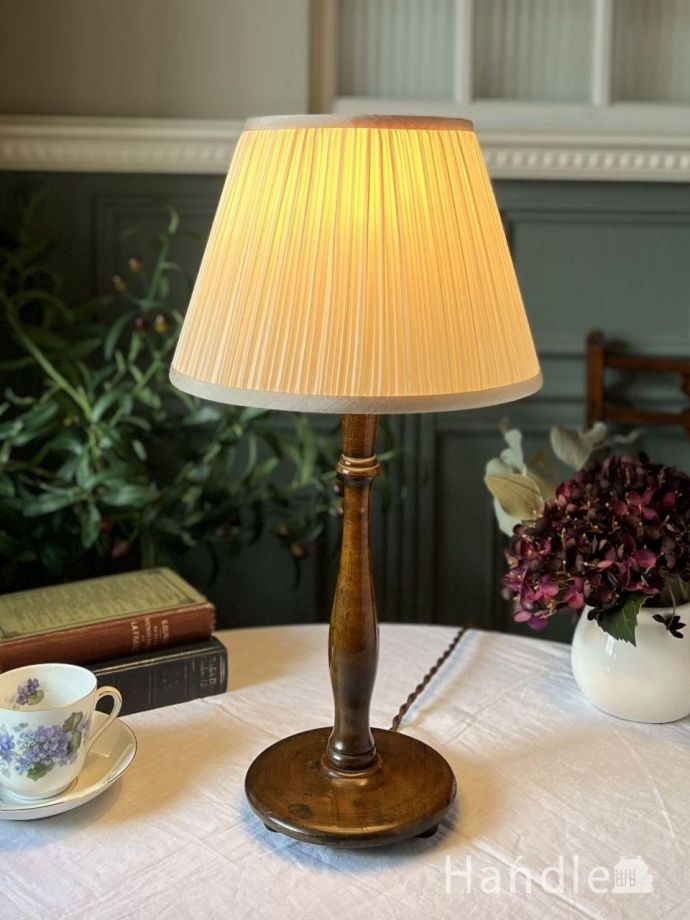 デコラティブな装飾が美しいスタンドライト、アンティークのシノワズリ