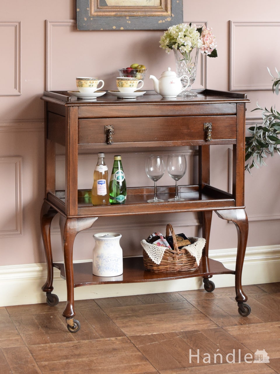 アーコール社のシンプルなアンティーク家具、ブラウン色のトロリー