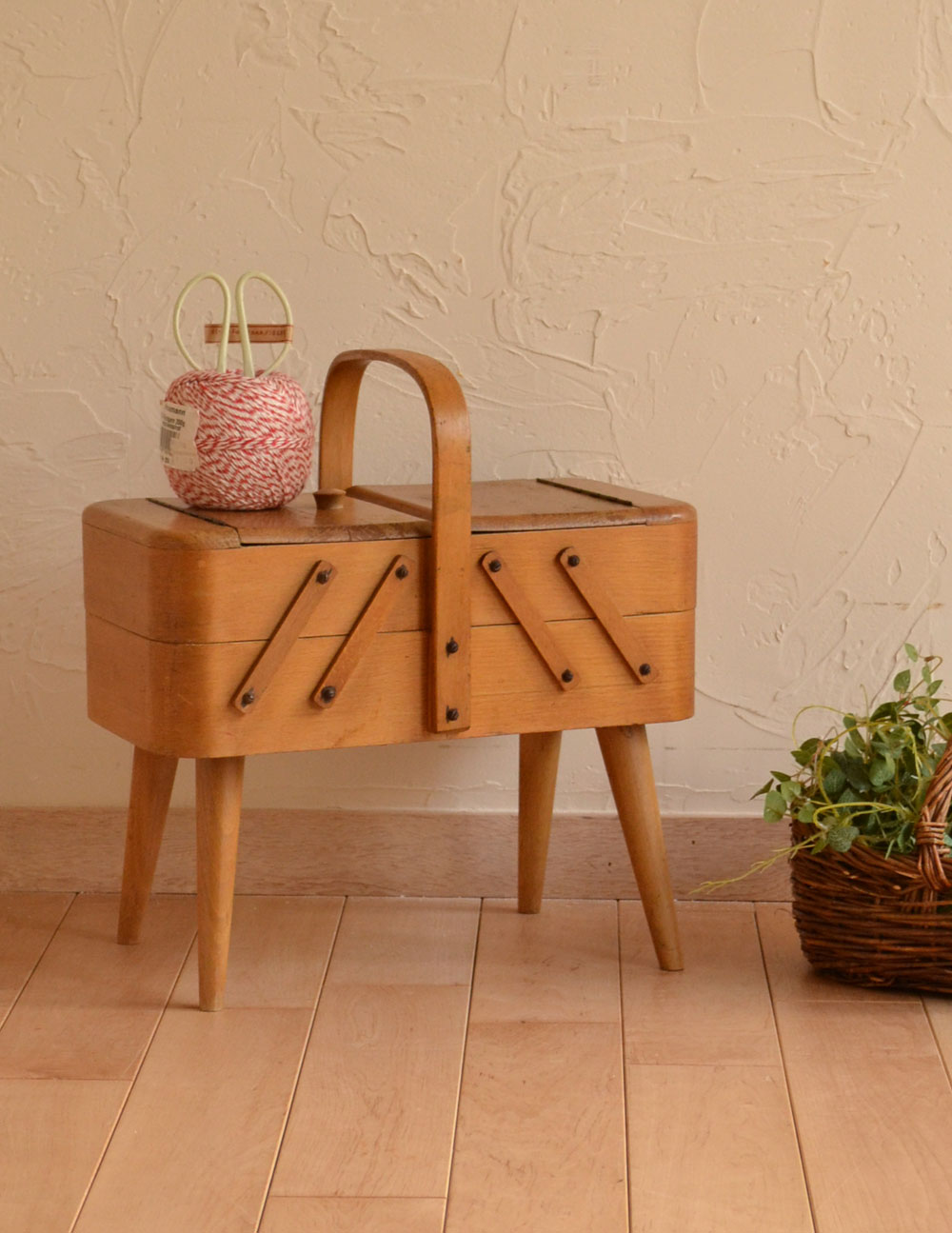 脚付き、2段タイプのイギリスのアンティーク ソーイングボックス(x-646