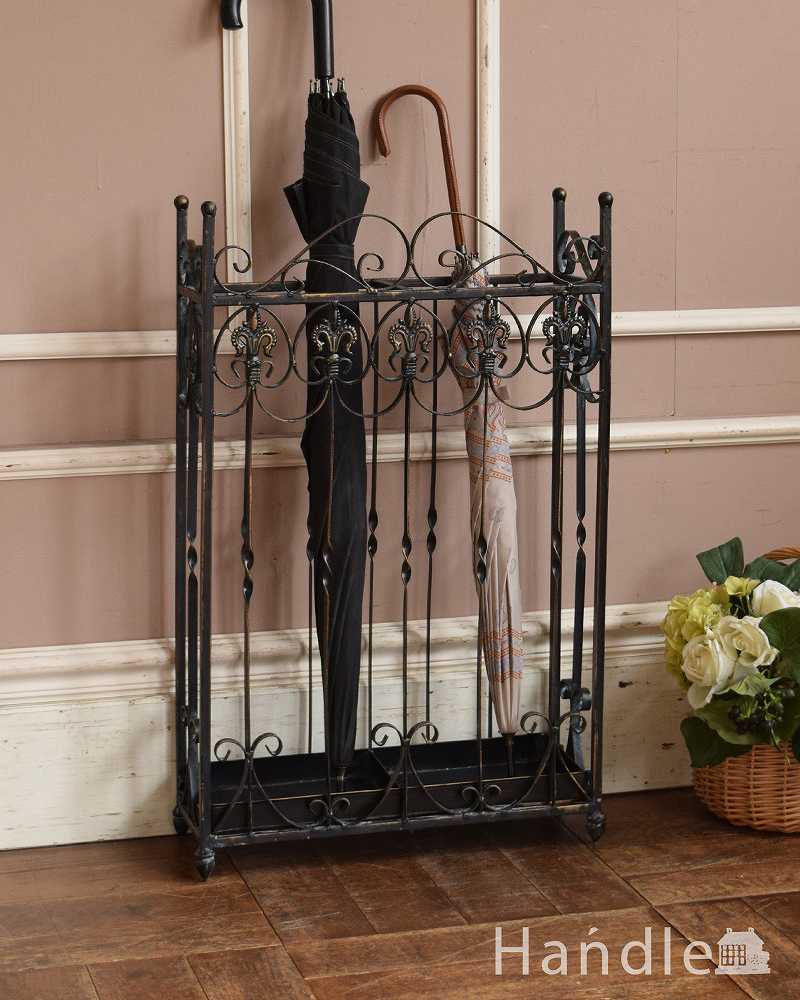 アンティーク風のおしゃれな傘立て、アイアンのフランス風アンブレラ