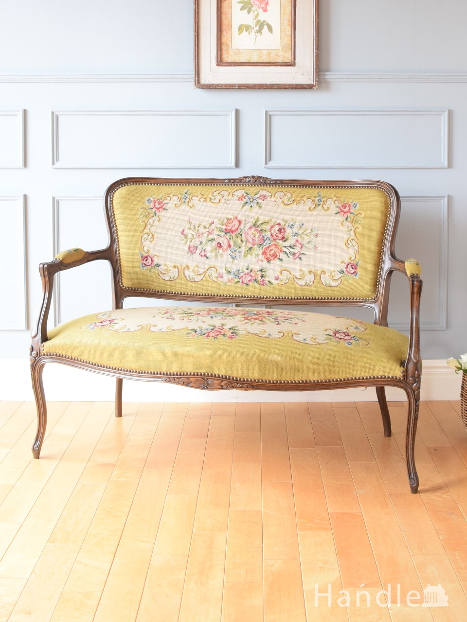 フランスのアンティークソファ、プチポワンの刺繍が美しいおしゃれな