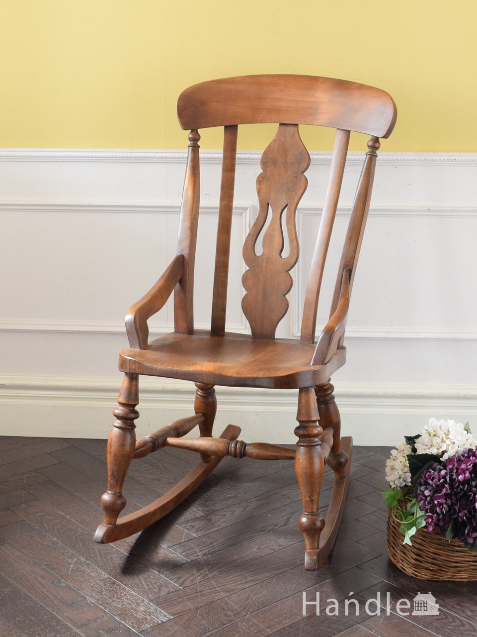 大人の高級感がある英国のアンティークソファ、革張りのロッキング