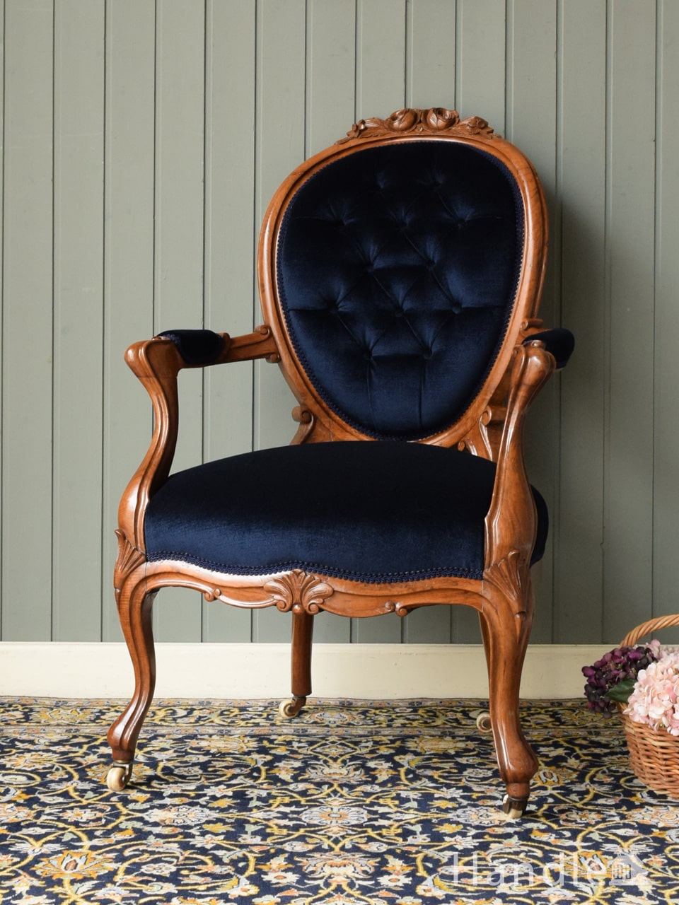 ウォルナット材のアームチェア、英国輸入のアンティークサロンチェア