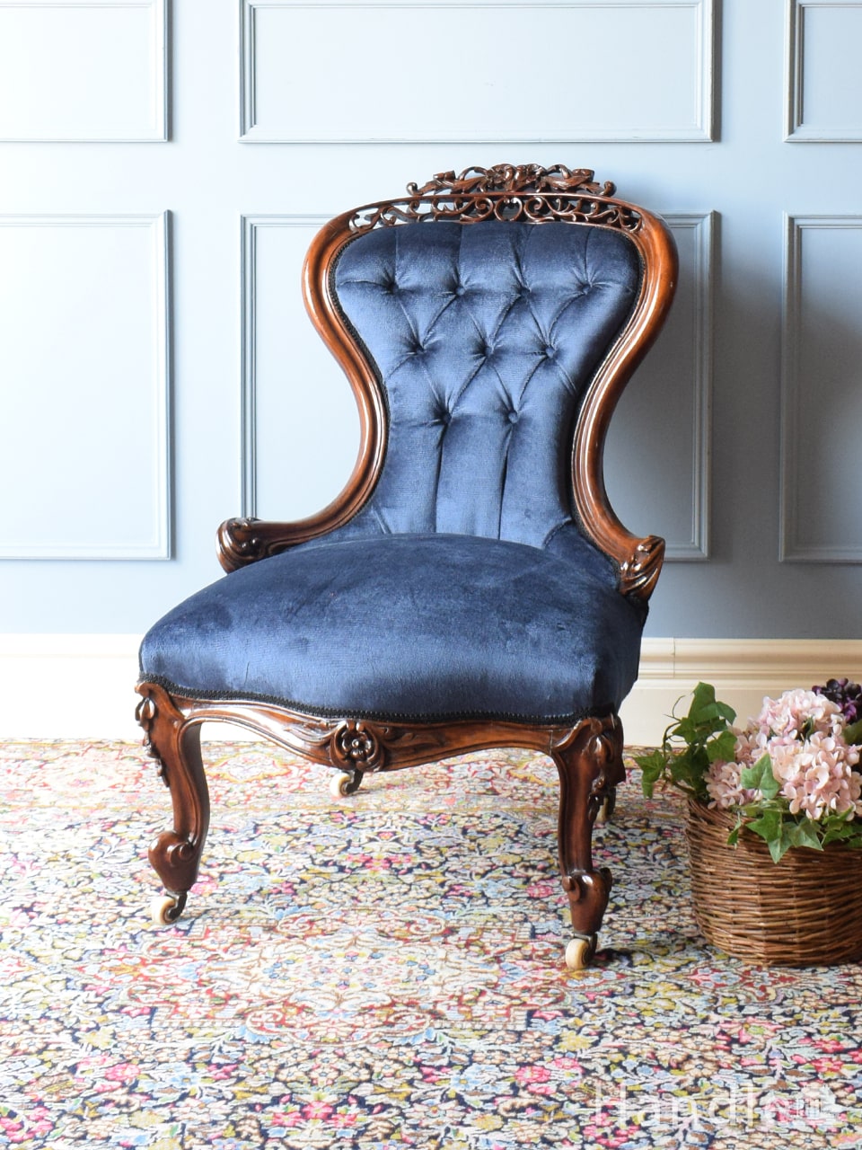 装飾が美しいウォルナット材の椅子、英国輸入のアンティークナーシング