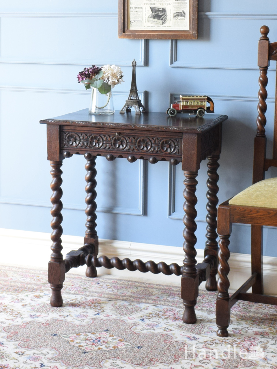 高級マホガニー材のデスク（勉強机）、彫が美しいアンティーク英国家具