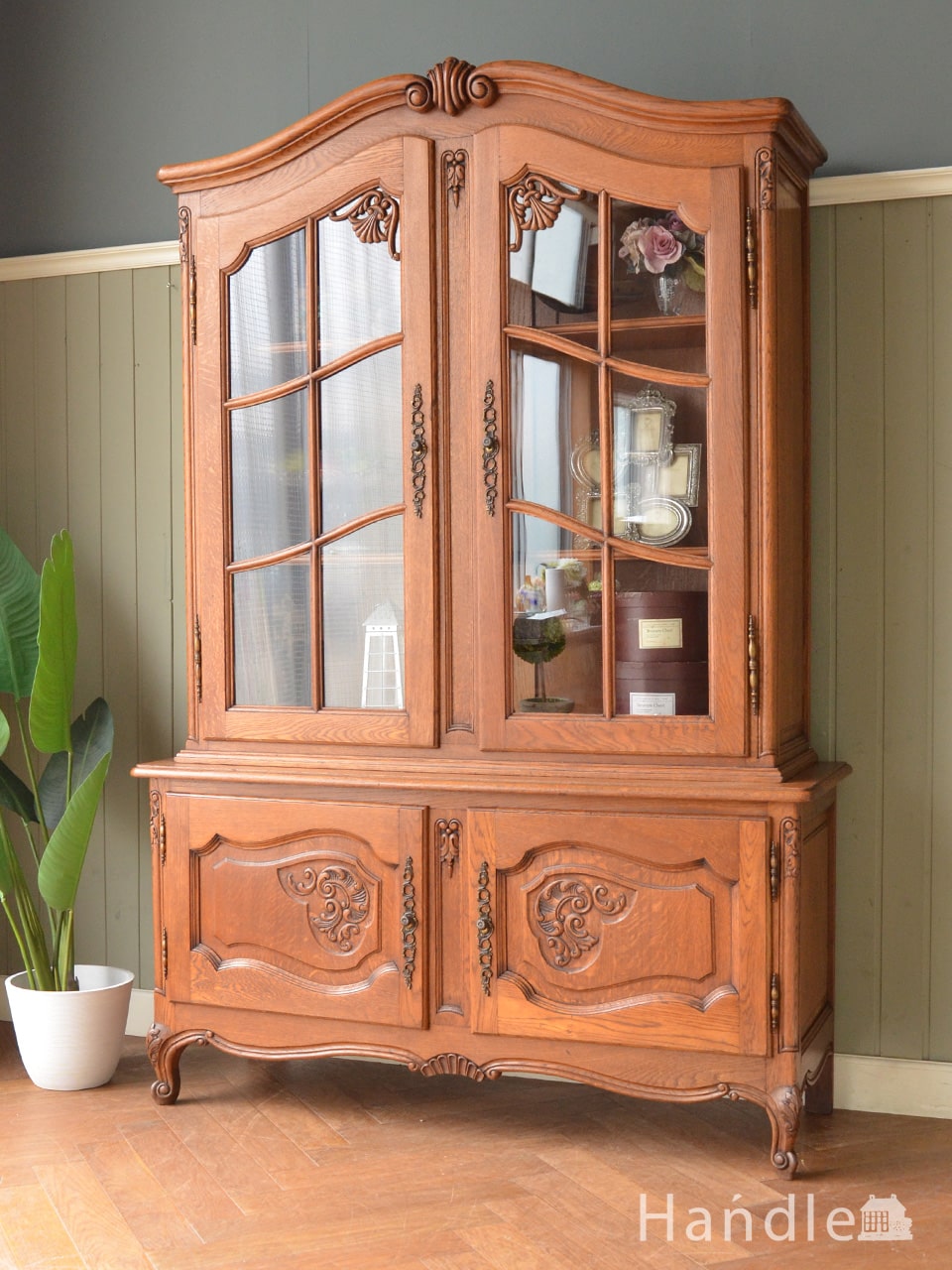 フランスのアンティーク家具、食器棚や本棚にガラスキャビネット