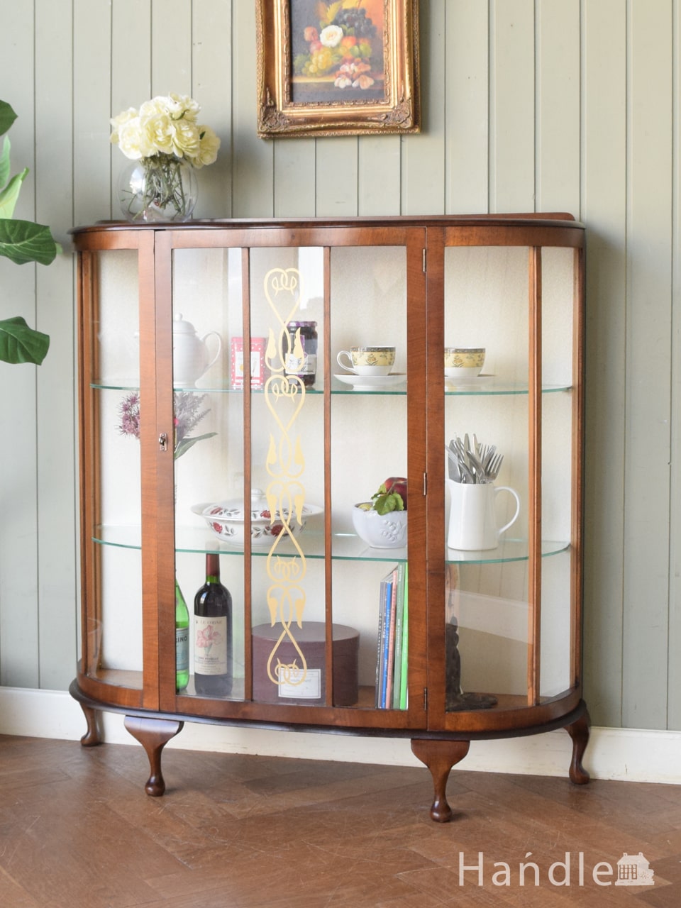 イギリスのアンティークキャビネット、模様が美しいハーフムーンの