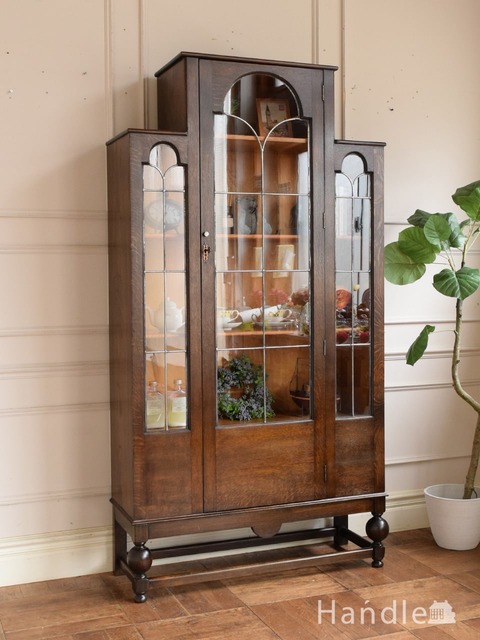 英国アンティークの扉付き本棚、ステンドグラスが美しいガラス