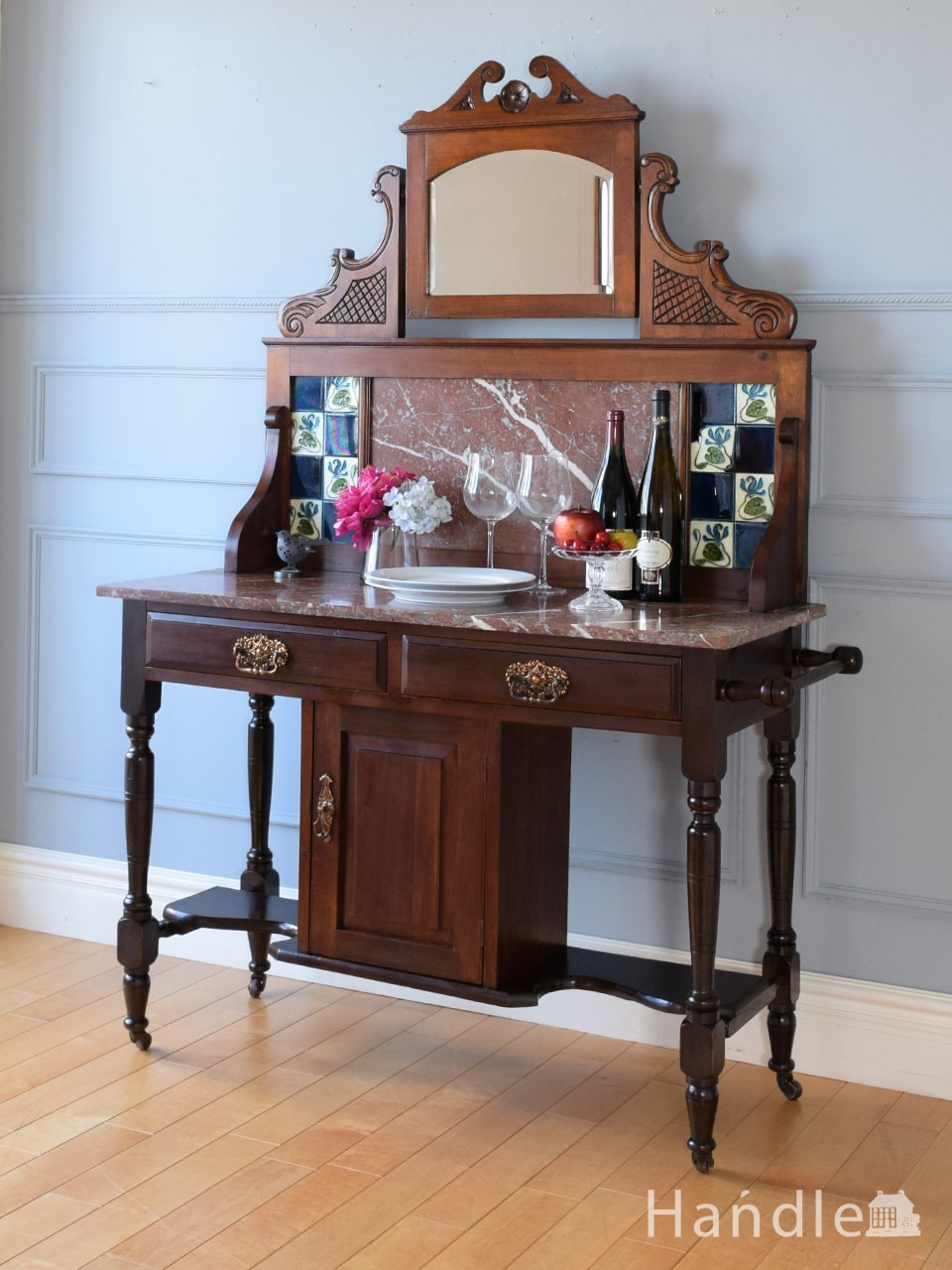 アンティークタイルが美しいイギリスの家具、天然大理石天板の