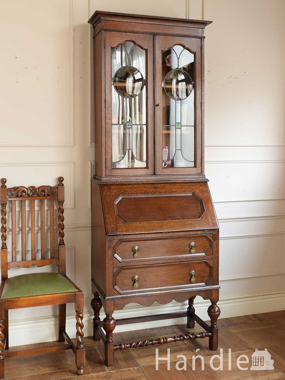 イギリスのアンティークデスク、珍しいステンドグラス扉付き本棚の