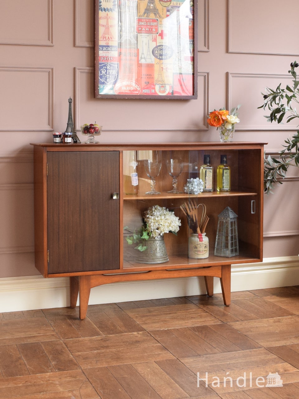 引き戸のヴィンテージガラスキャビネット、おしゃれなコレクション