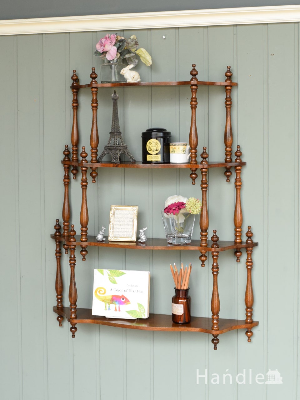 フランスから届いたアンティークのシェルフ、挽き物細工が美しい壁付け
