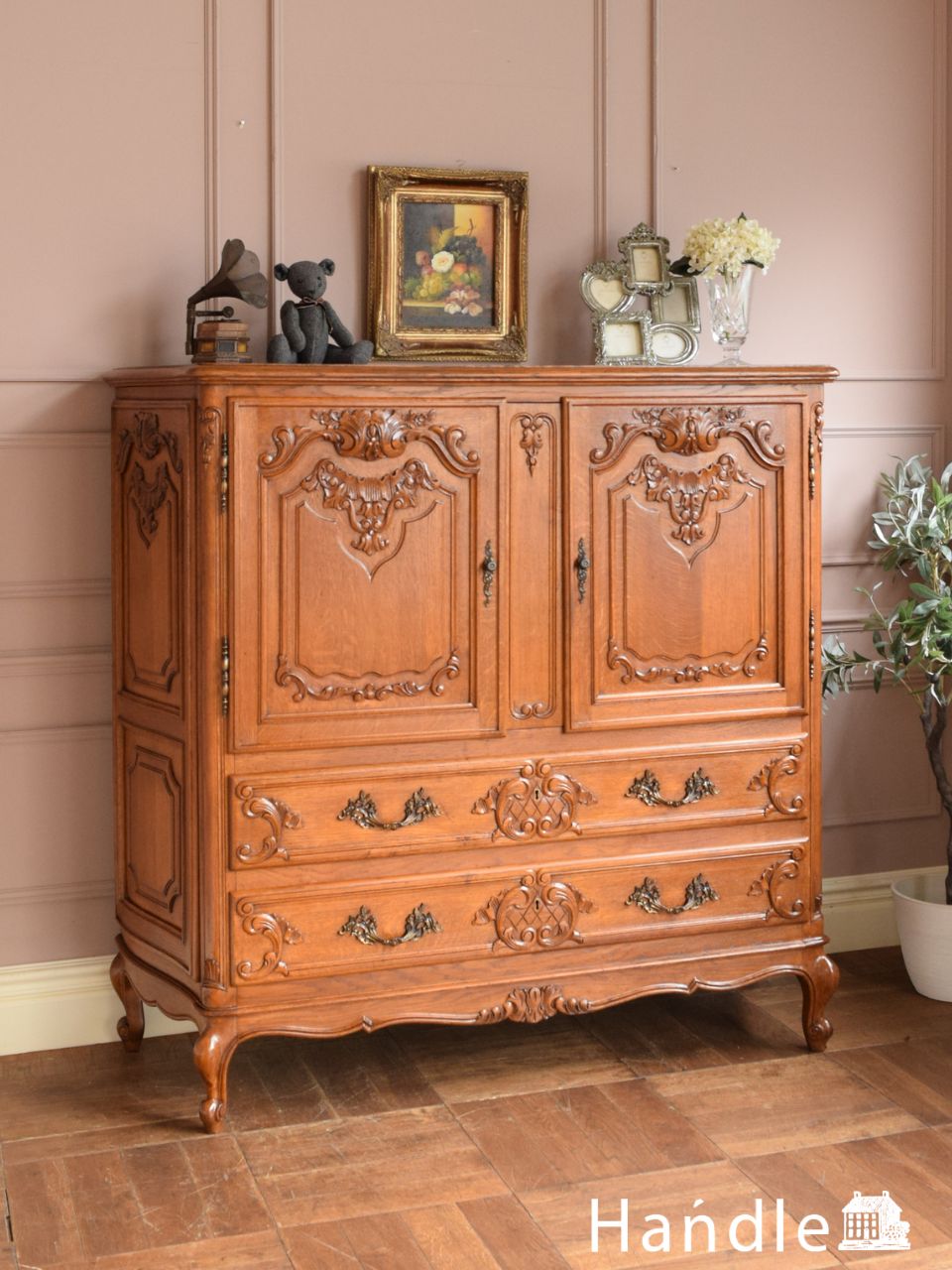 イギリスアンティークの重厚なキャビネット、美しい装飾が入ったオーク