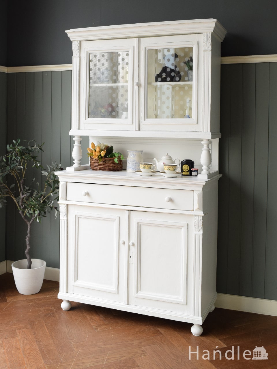 フランスから届いたアンティークの食器棚、フレンチシックな白いカップ