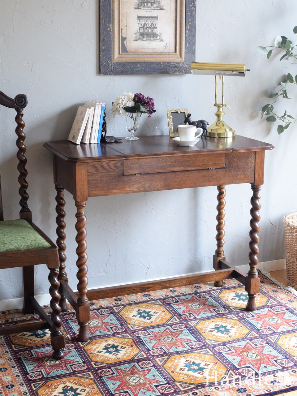 書斎で楽しむ英国アンティークのデスク、マホガニー材を使用した大人の