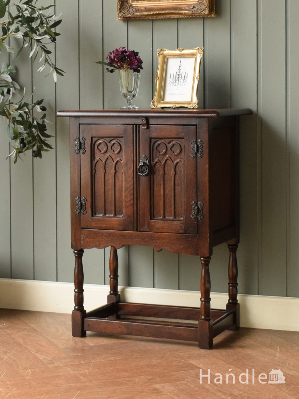 イギリスから届いたコンパクトサイズのキャビネット、重厚感のある