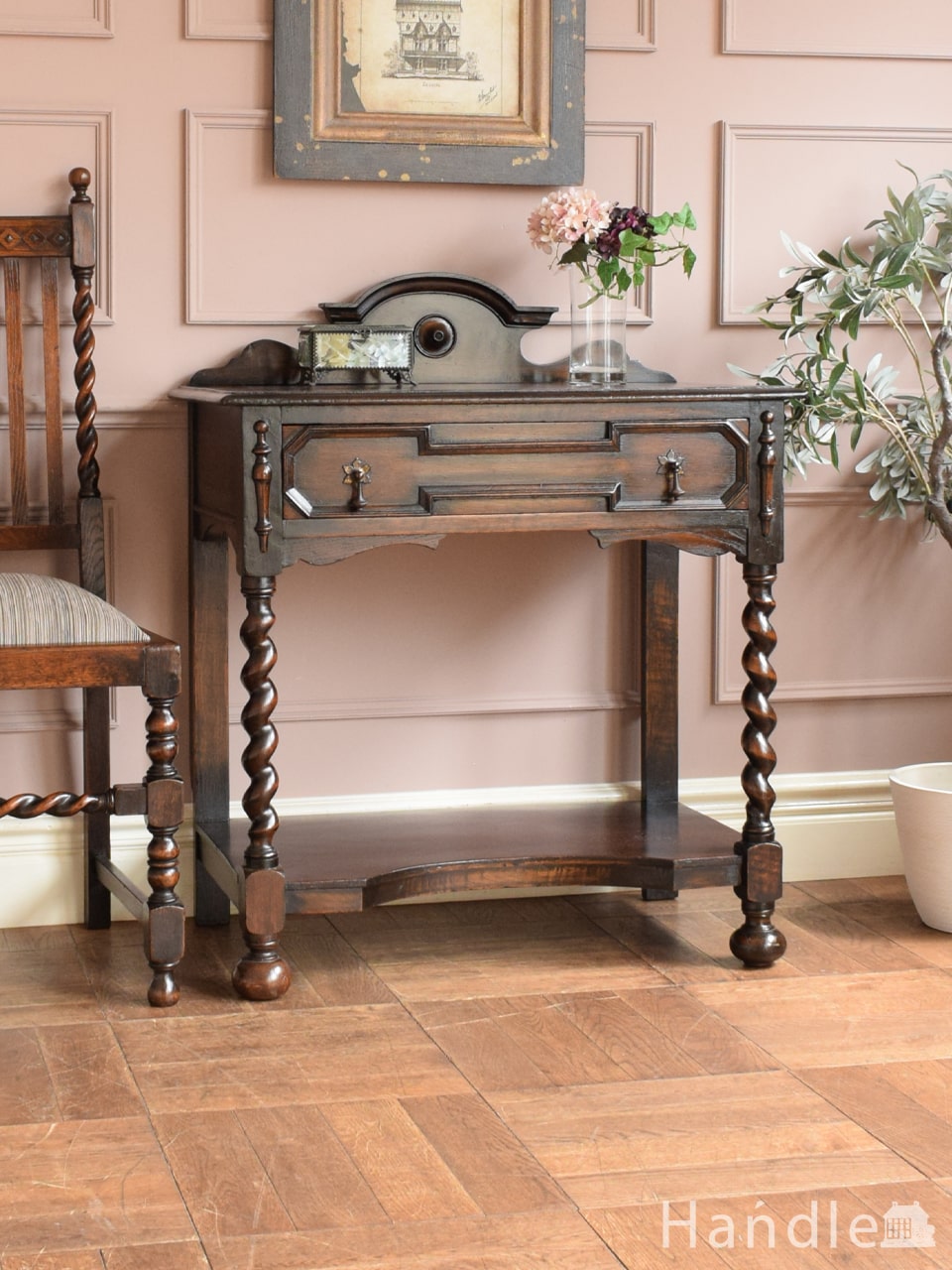 英国のアンティークのツイスト足のテーブル、引き出し付きのおしゃれな