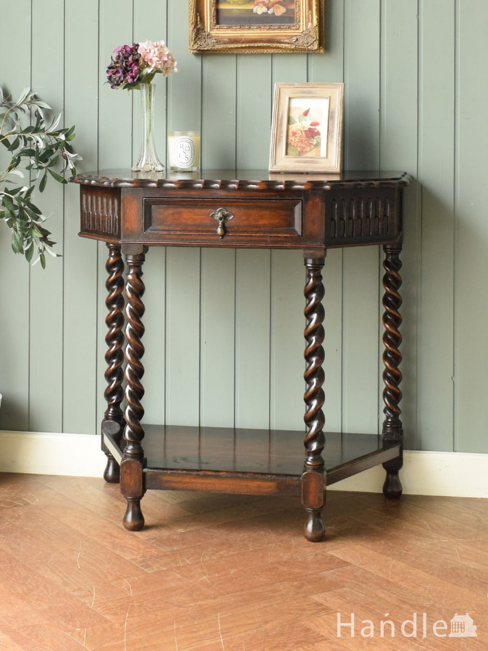 アンティークのコンソールテーブル、マホガニー材の高級感漂う英国の