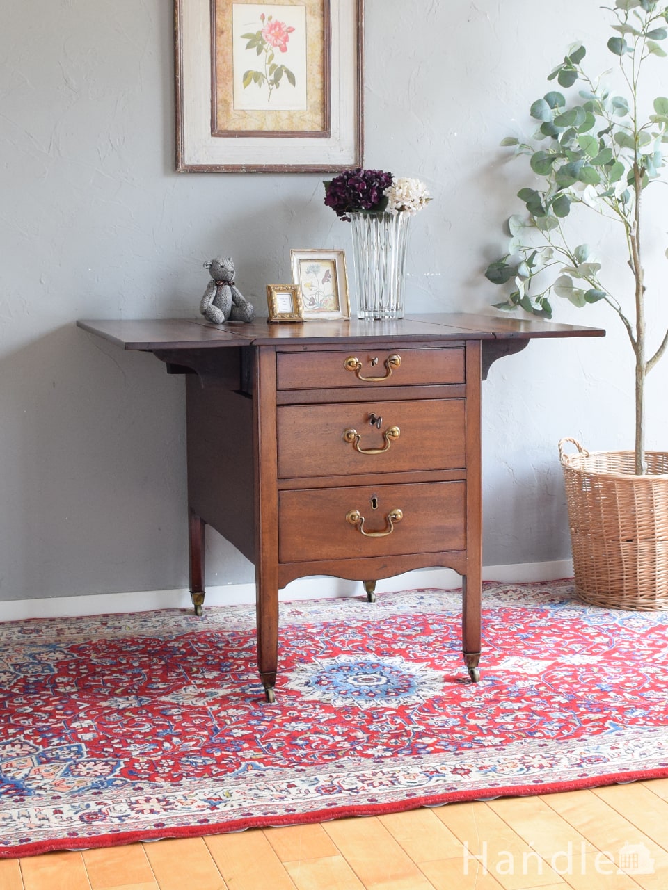 サイドテーブルにもなる北欧スタイルの小さなヴィンテージベッドサイド