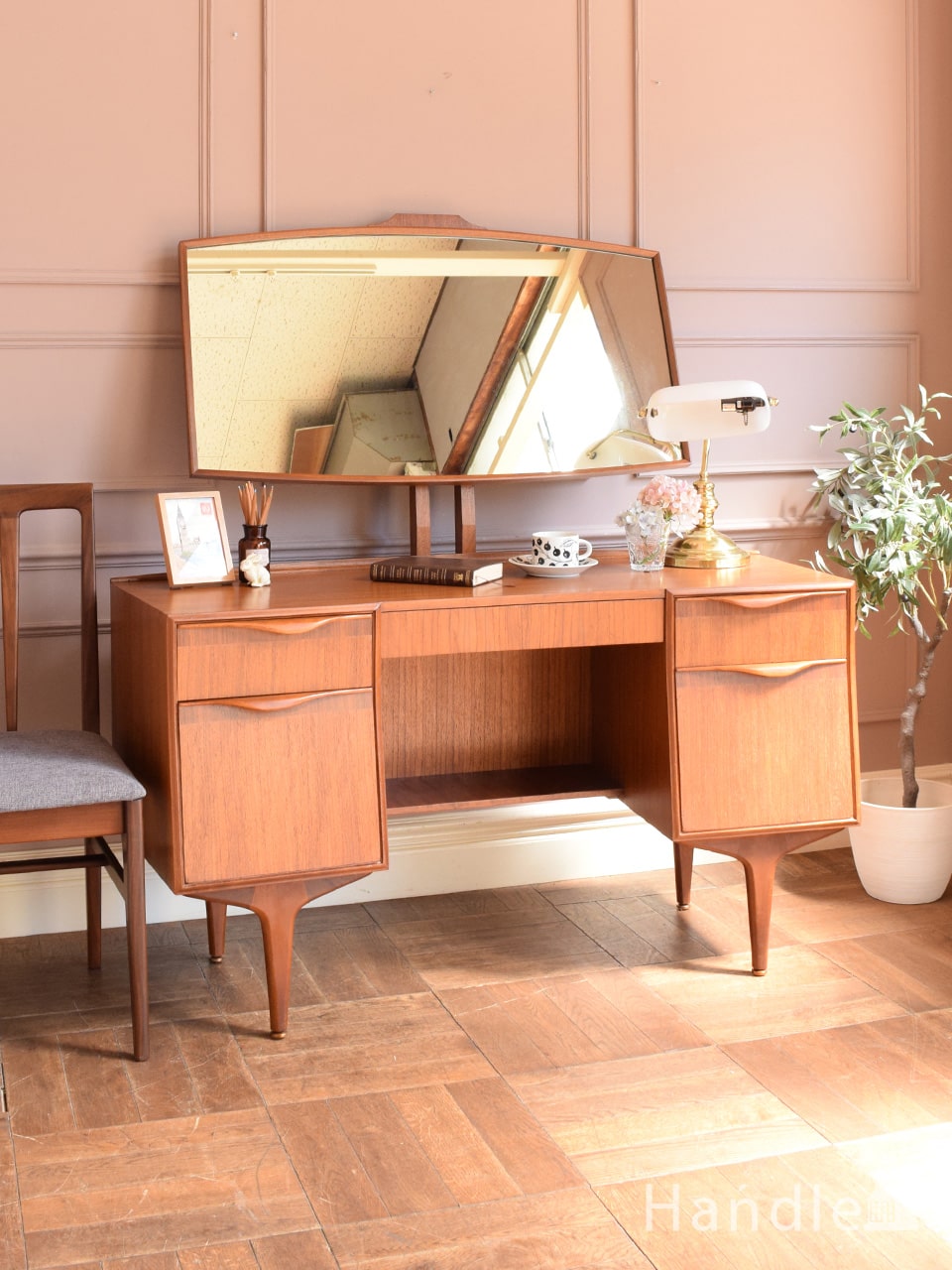 お姫様気分が楽しめる白いアンティークのドレッサー、フランスから届い