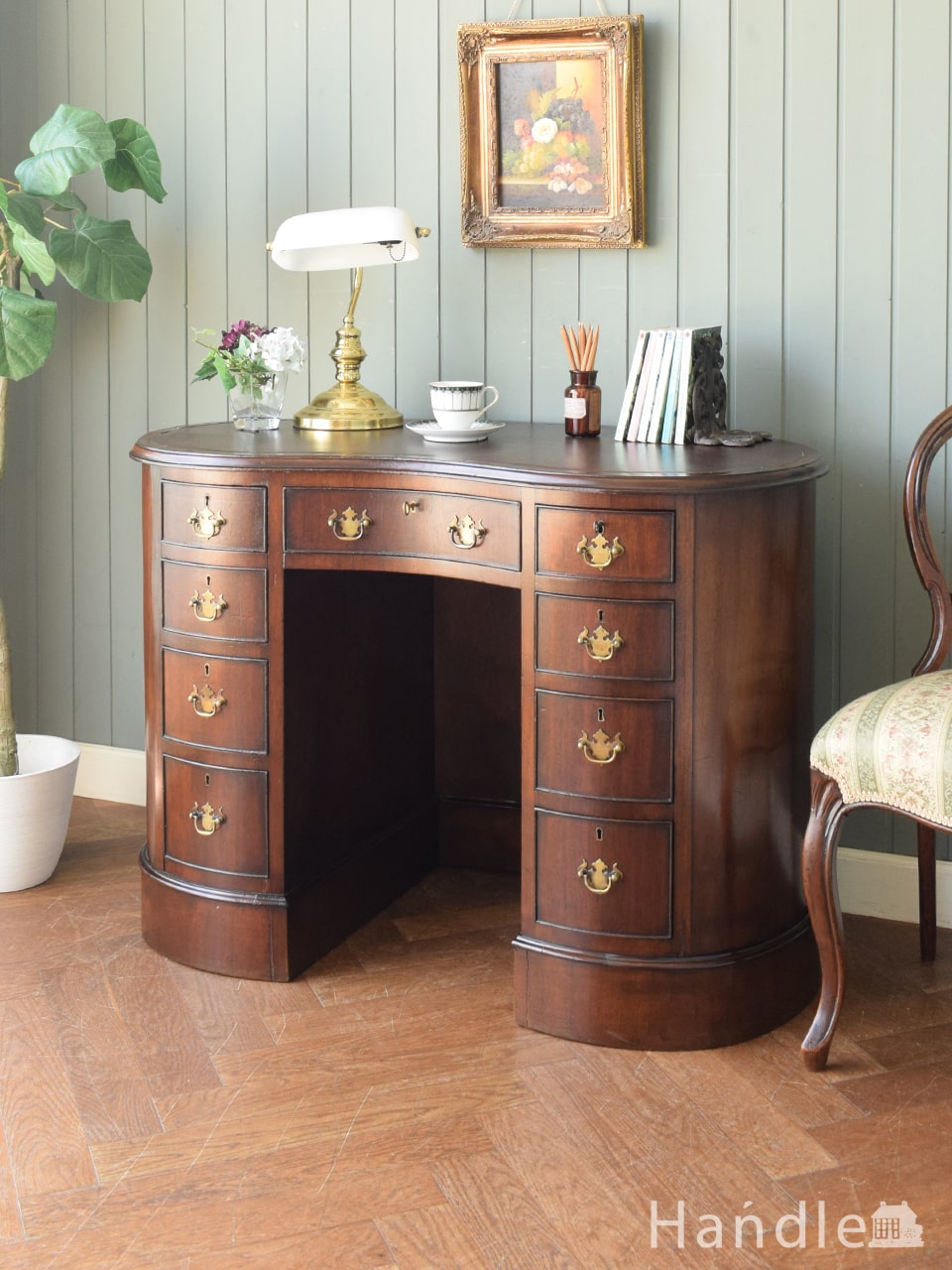 キドニー型のおしゃれなアンティークの書斎机、イギリスから届いた
