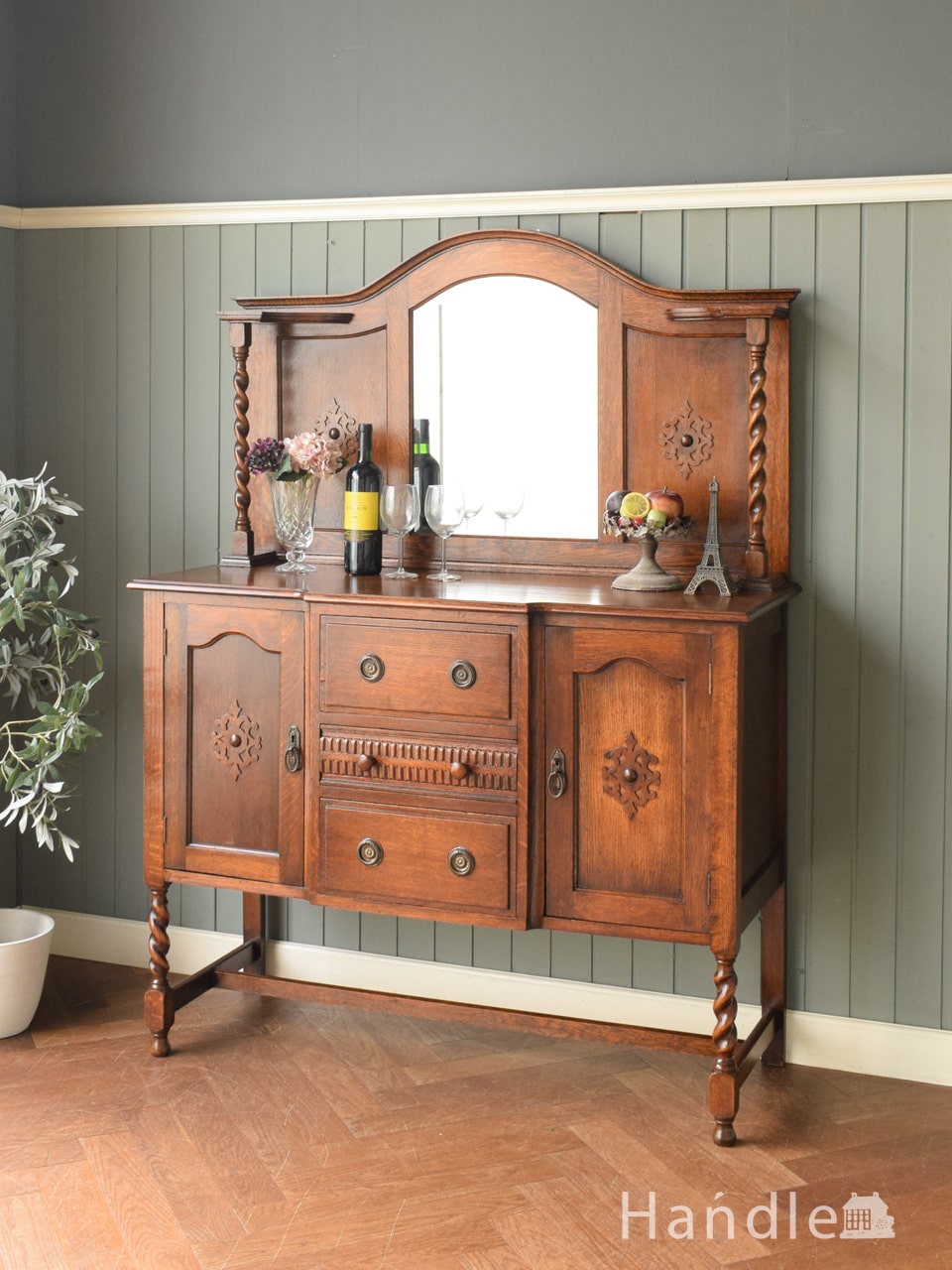 イギリスで見つけたアンティーク家具、シノワズリの装飾が美しいサイド