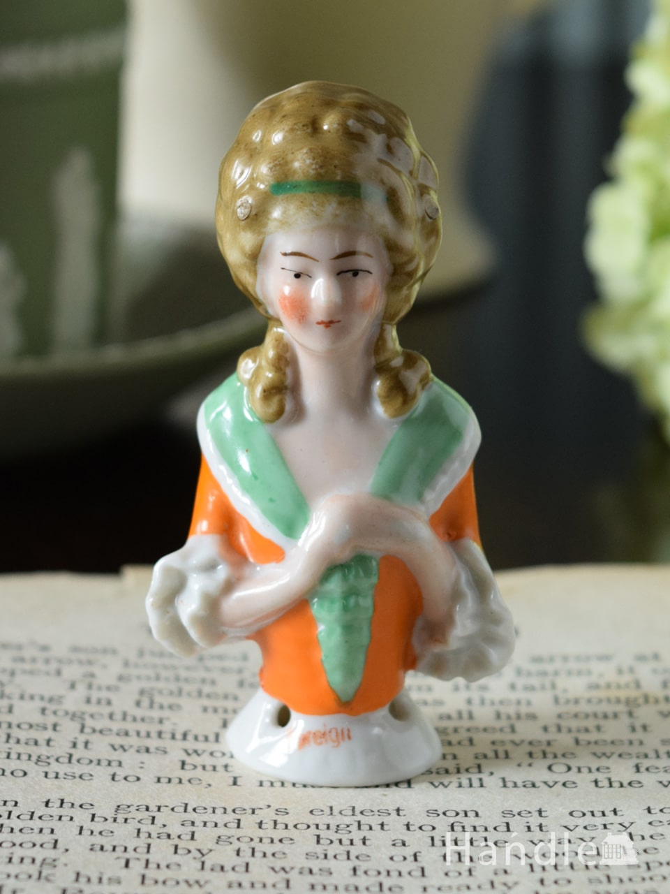 英国から届いたアンティークの可愛い陶磁器オブジェ、お姫様のハーフ