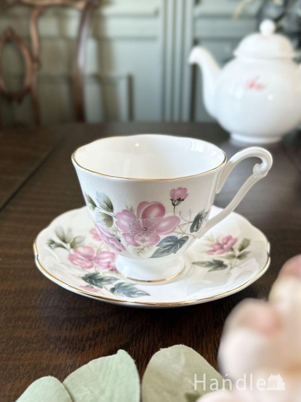 大きく咲いたピンク色のお花が目に飛び込む、英国のアンティーク食器