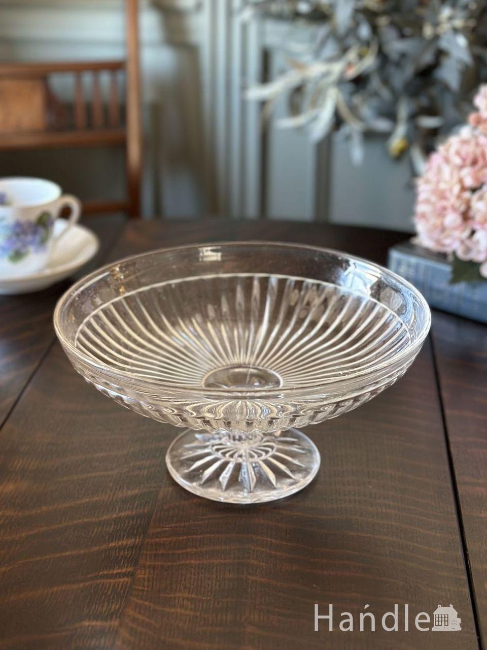 アンティークガラスの食器、めずらしい赤い色のプレスドグラスのケーキ