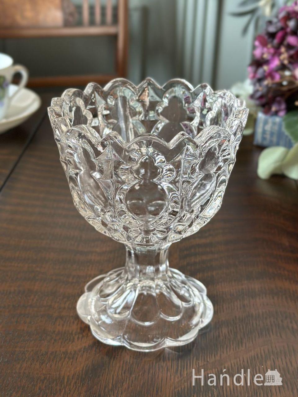 英国アンティークガラスのプレート、ドットの型押し模様が可愛いプレス