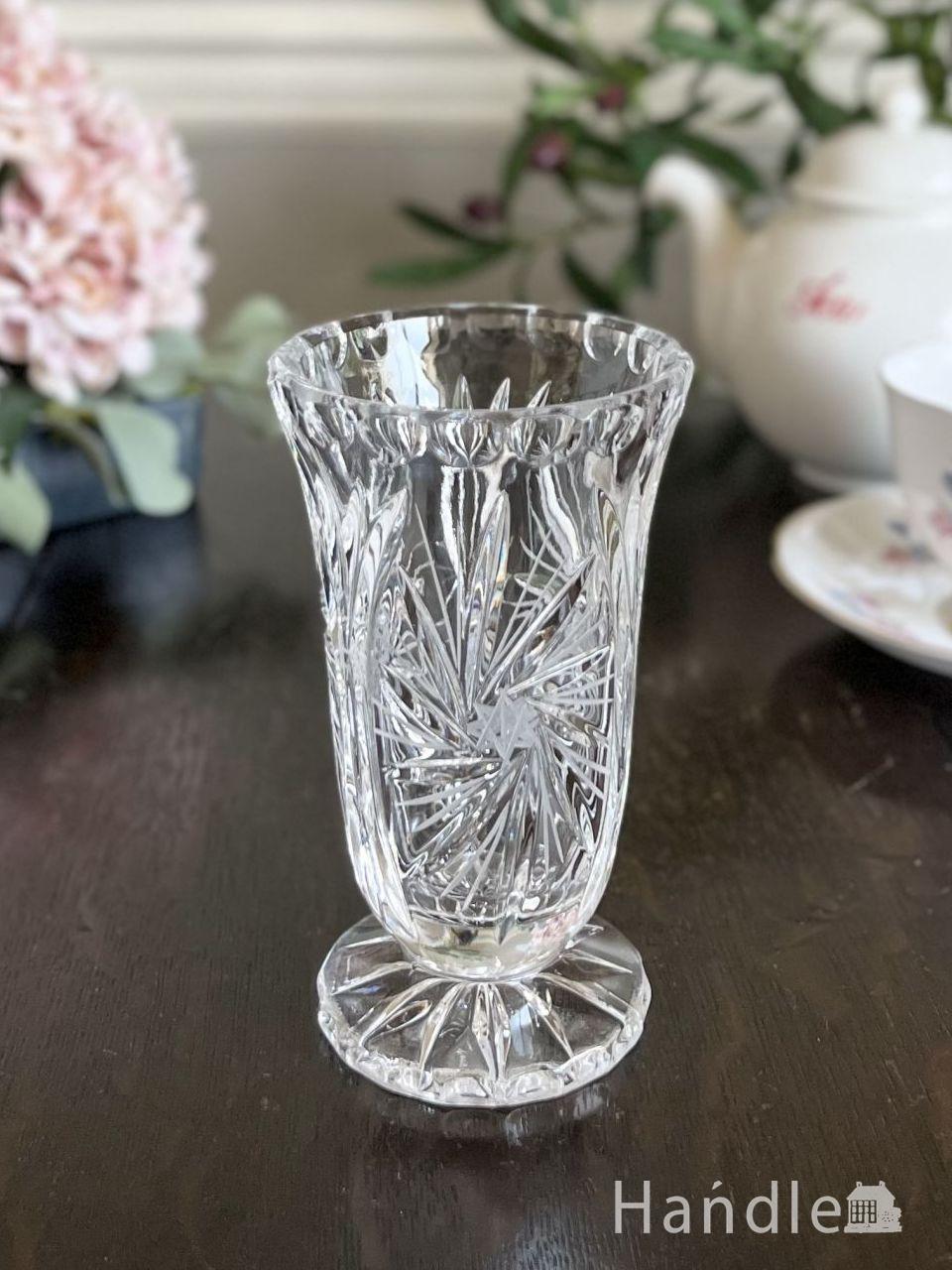 英国アンティークのフラワーベース、アンティークの型押しガラスが豪華