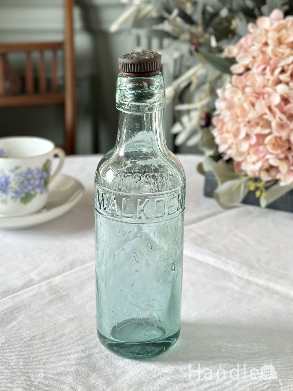 フタ付きのアンティークガラスボトル、エンボス入りボトル（J.P.CRAVEN