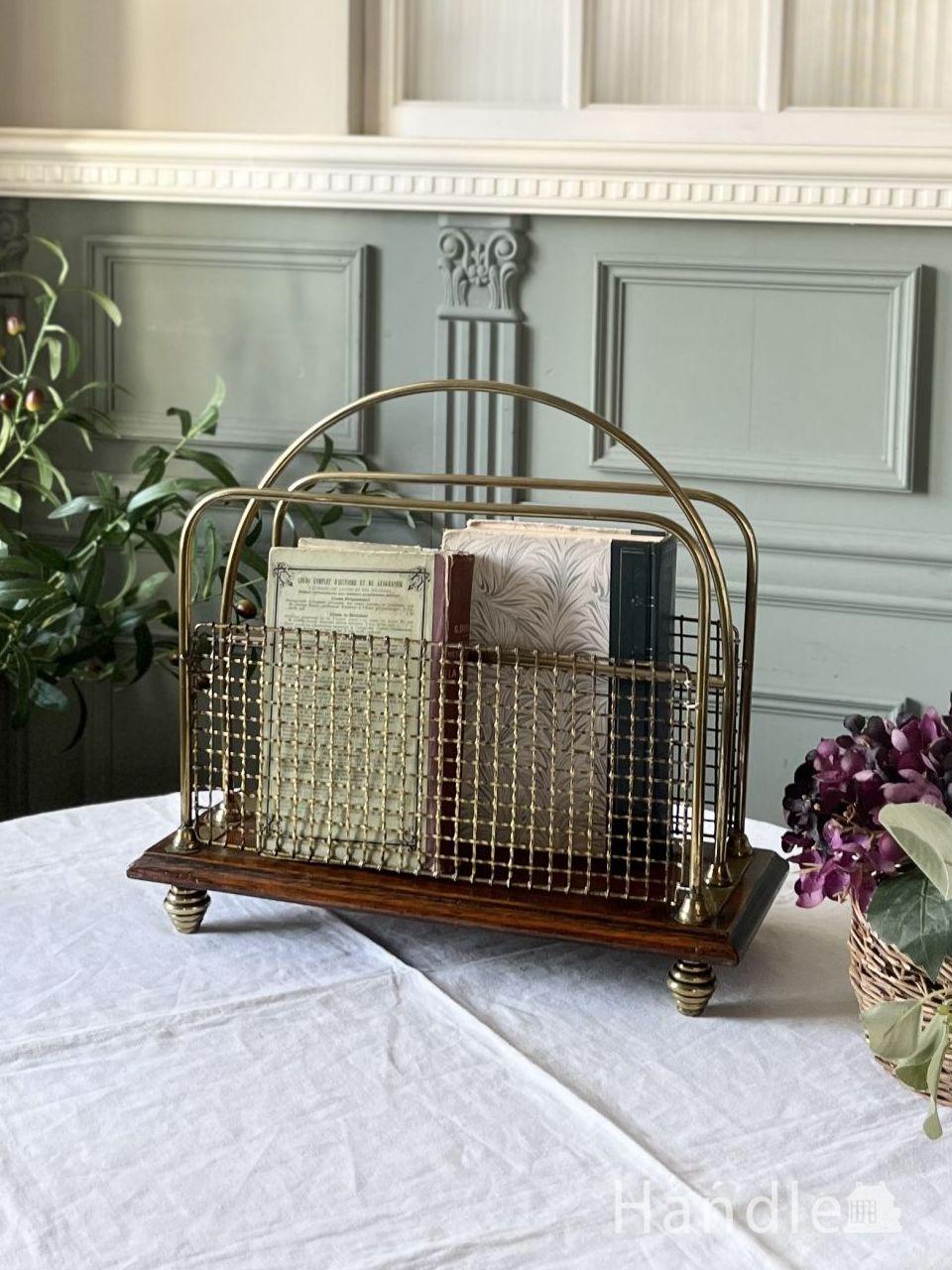 アンティークのおしゃれな雑誌収納、サイドテーブルとして使える