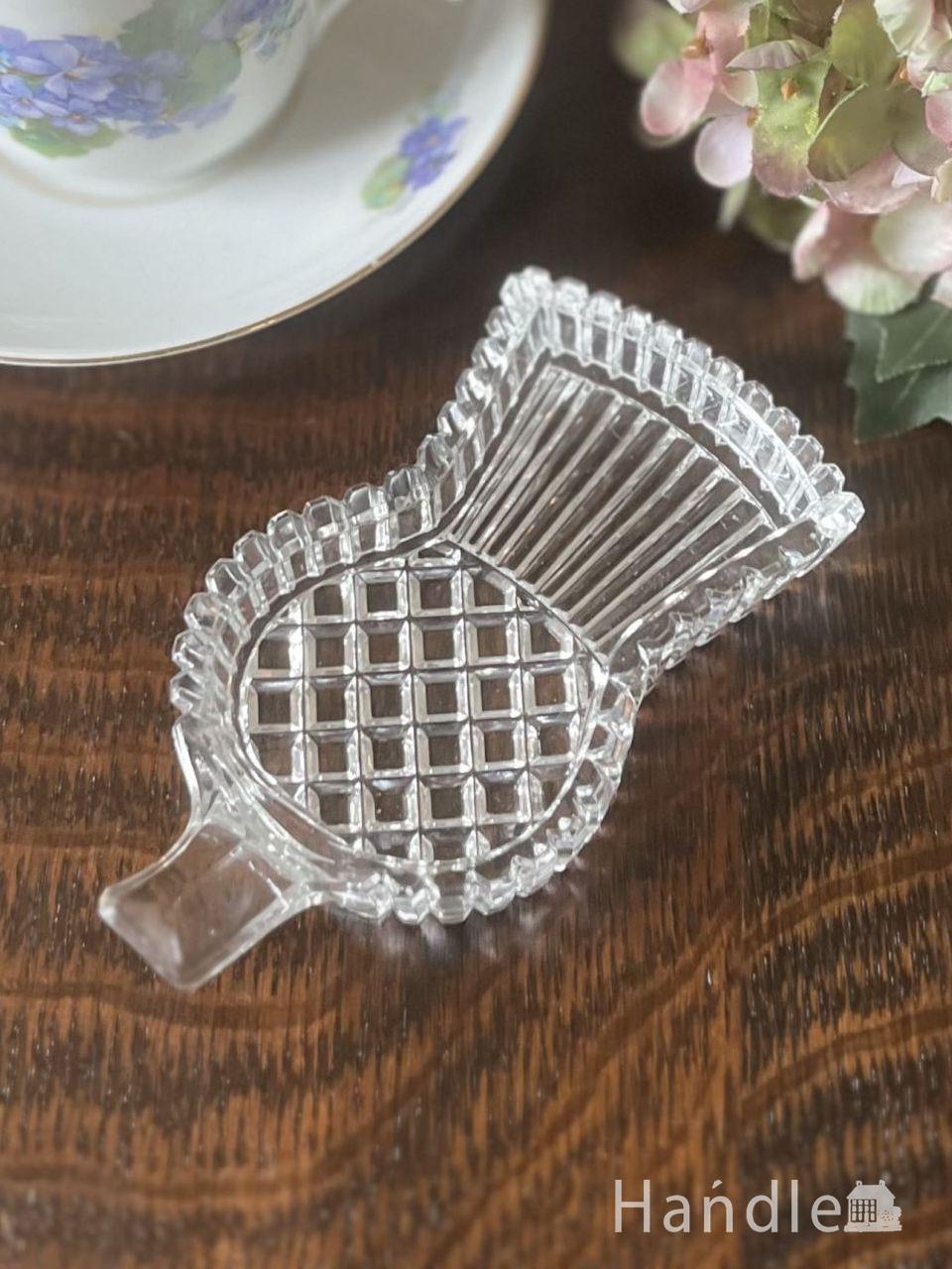 オーバル型のアンティークガラスの器、仕切りが付いたおしゃれな