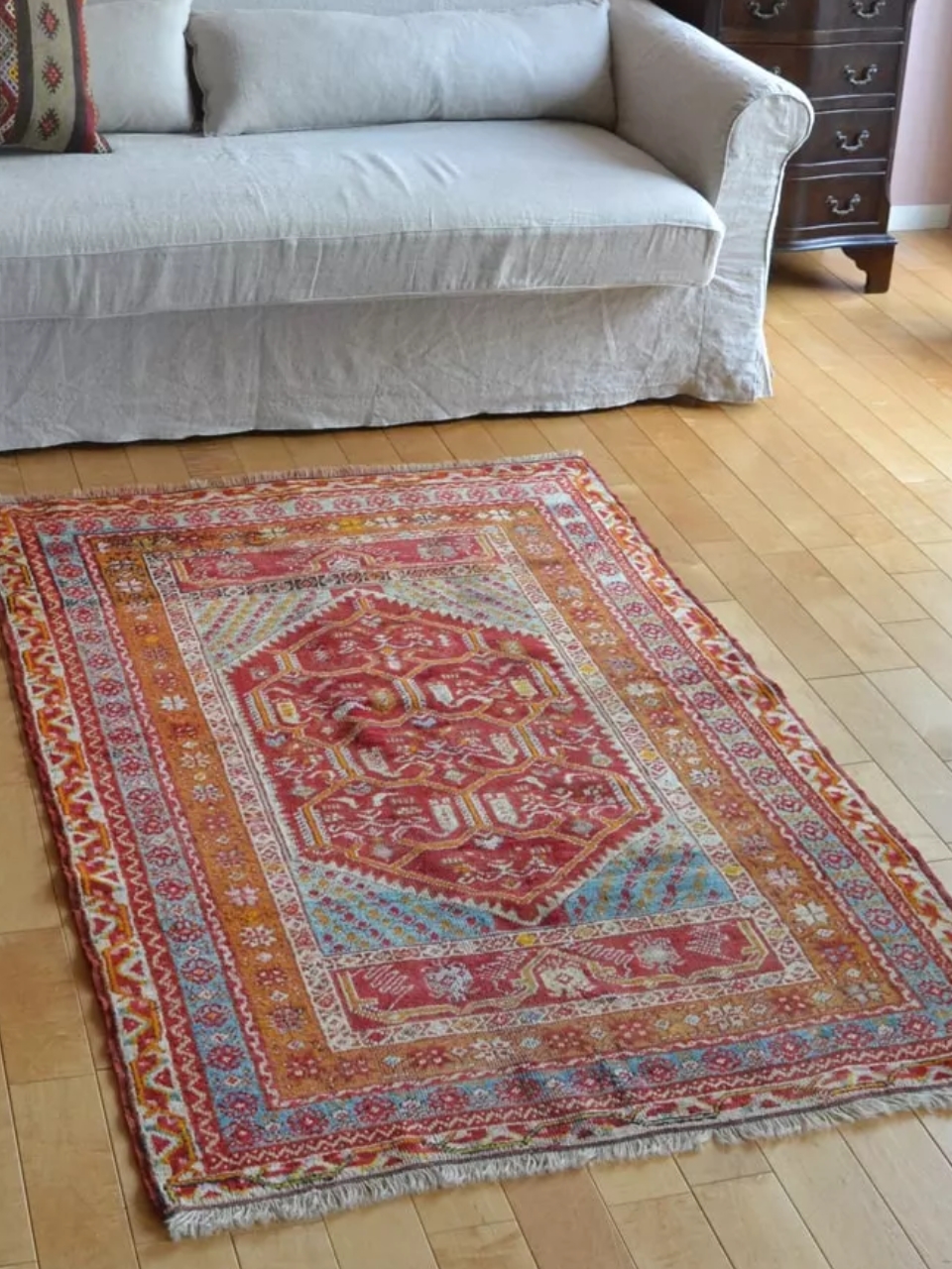 美しい色に変化したトライバルラグ、ミフラーブ×ランプの模様の