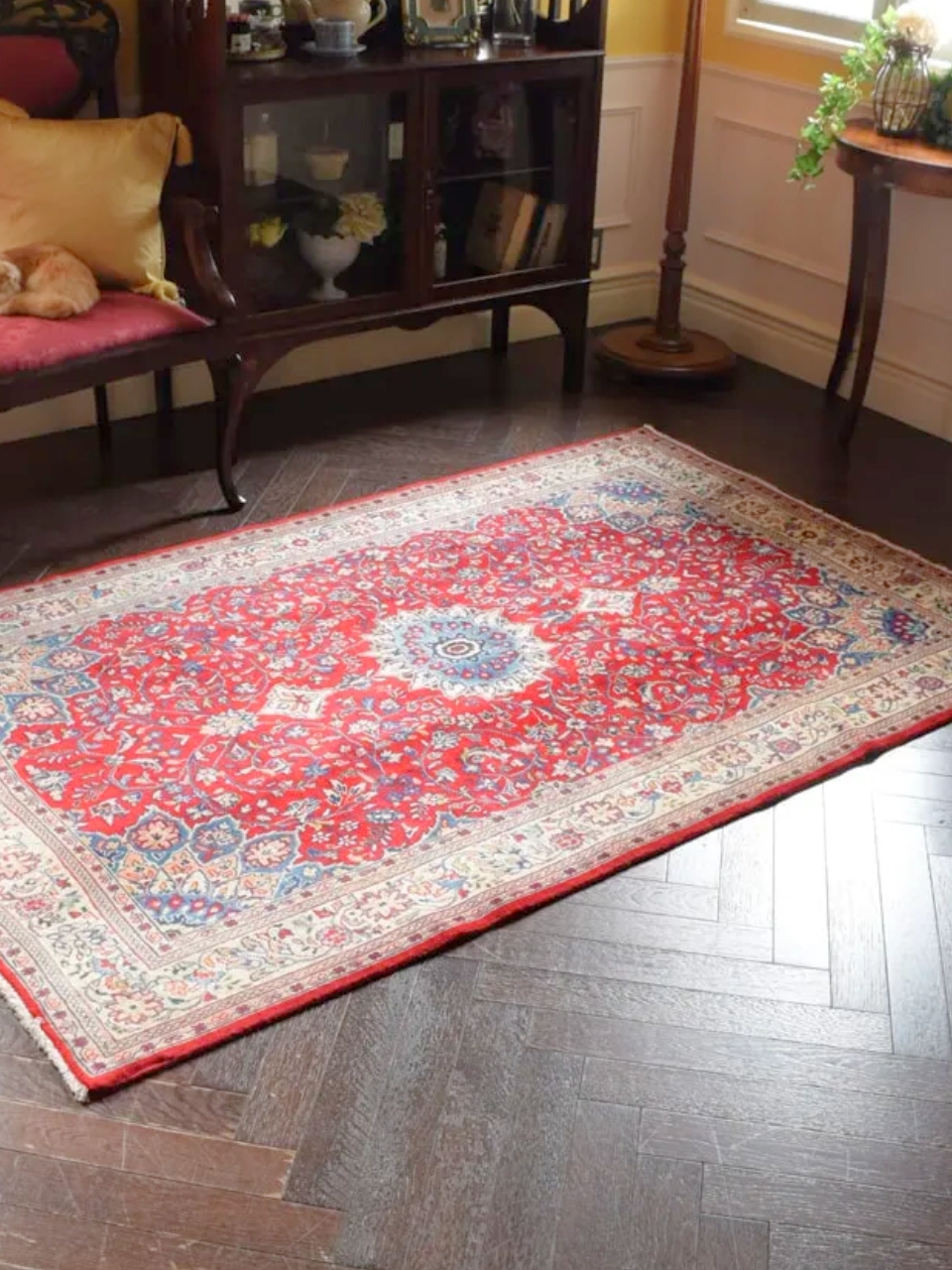 メダリオン模様が美しいビンテージラグ、サルーク（Saroogh）の