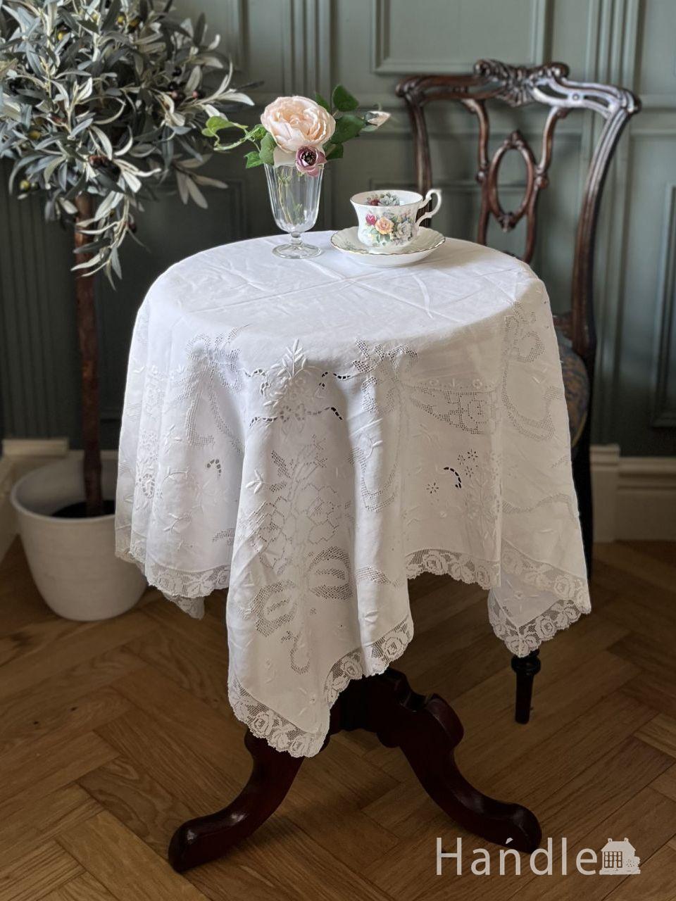 アンティークのおしゃれなテーブルクロス、お花模様の縁取りのレースが