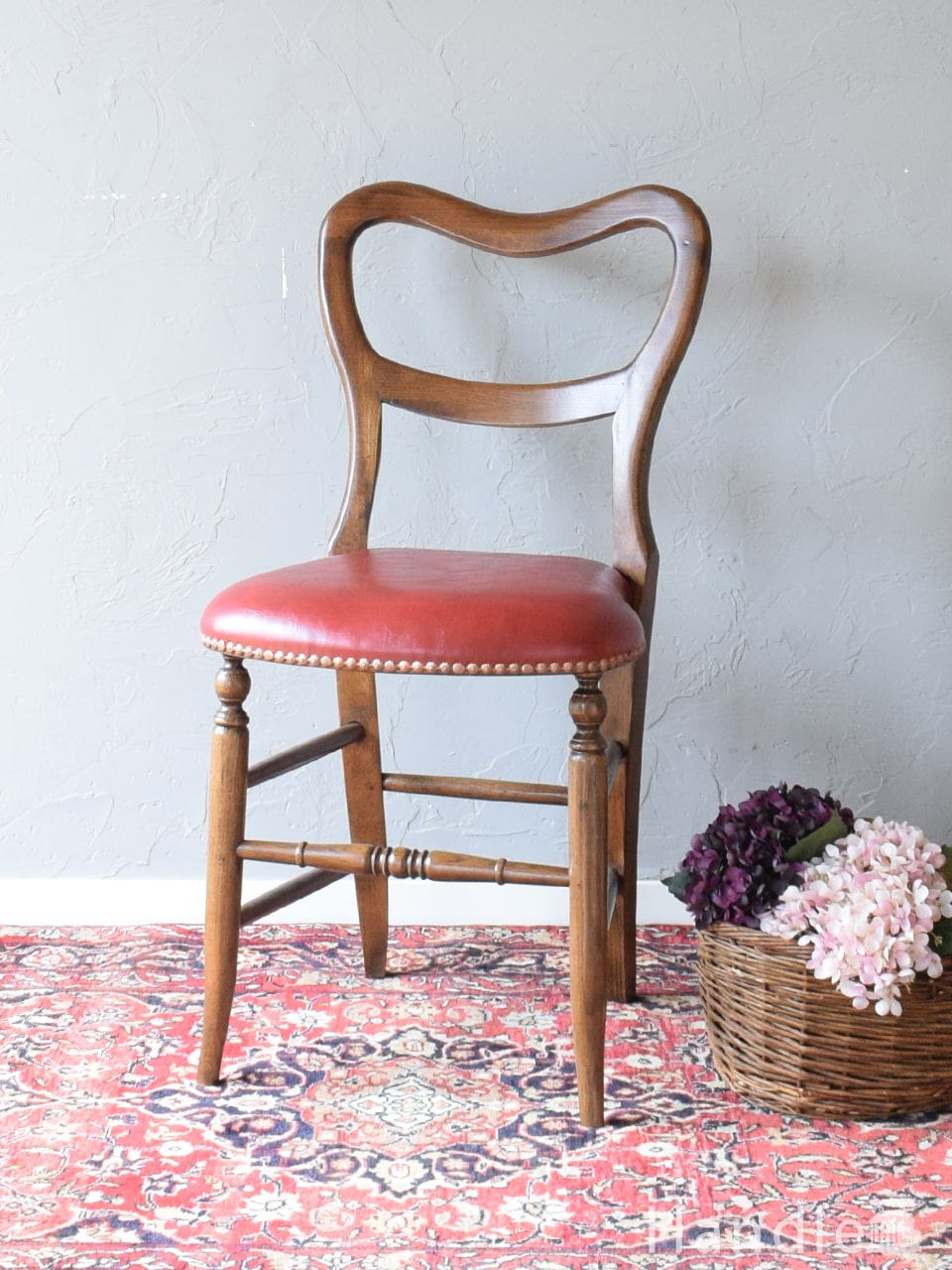アンティーク調のバルーンバックチェア、英国アンティーク風マホガニー