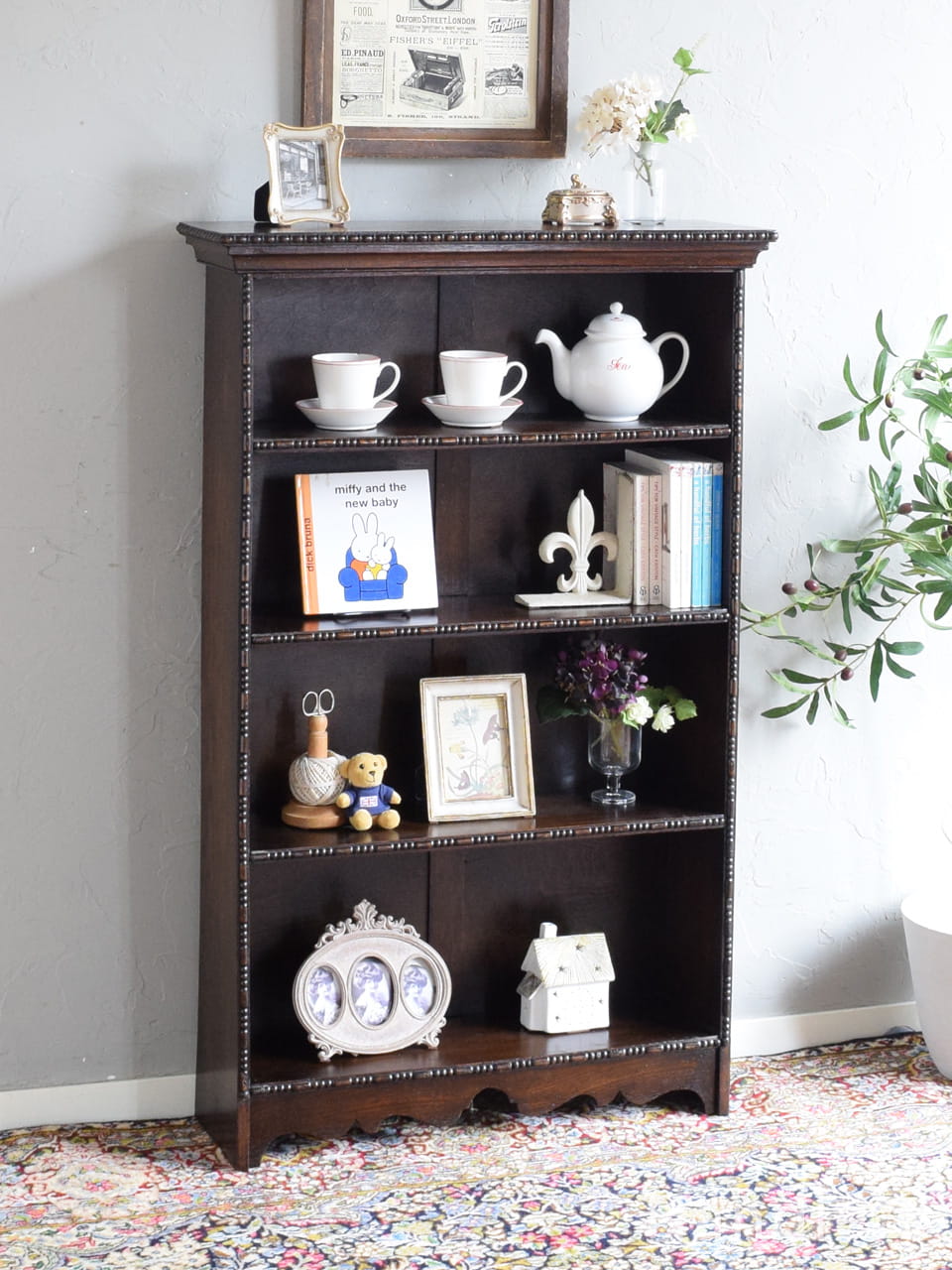 英国アンティークのオープンシェルフ、高級感のあふれるマホガニー材の