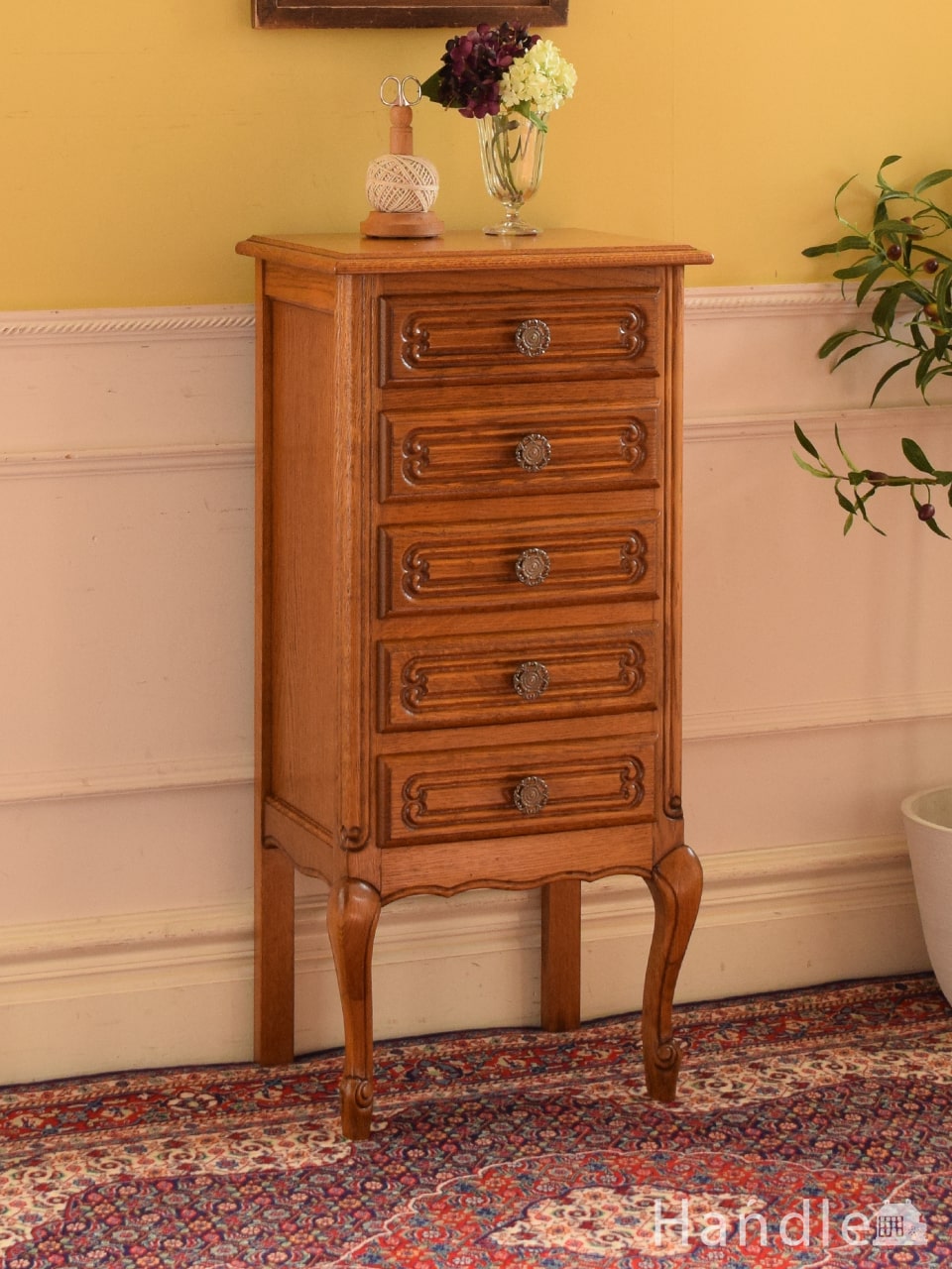 サイドテーブルにもなる北欧スタイルの小さなヴィンテージベッドサイド