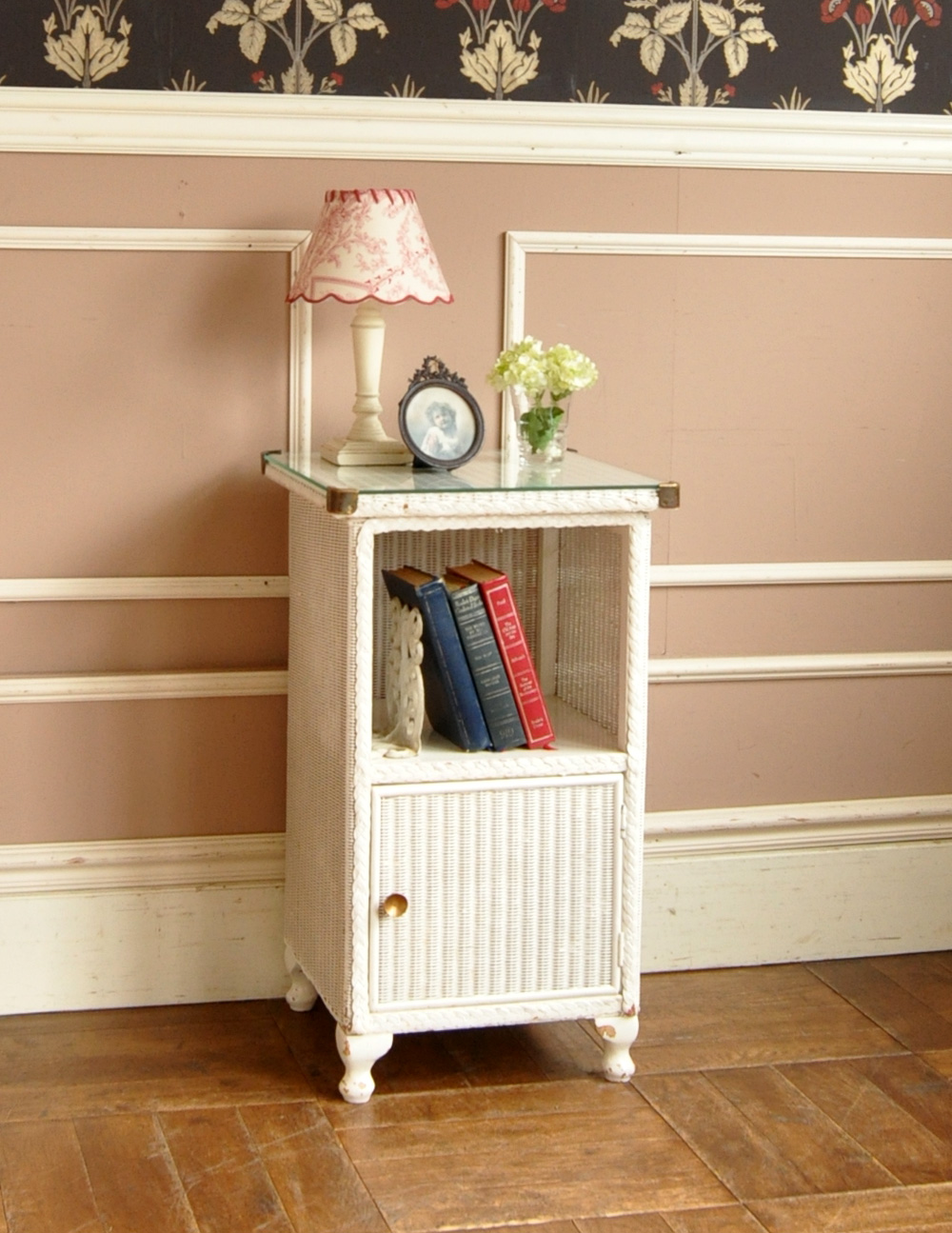 アンティークのロイドルーム家具、ホワイトペイントのベッドサイド