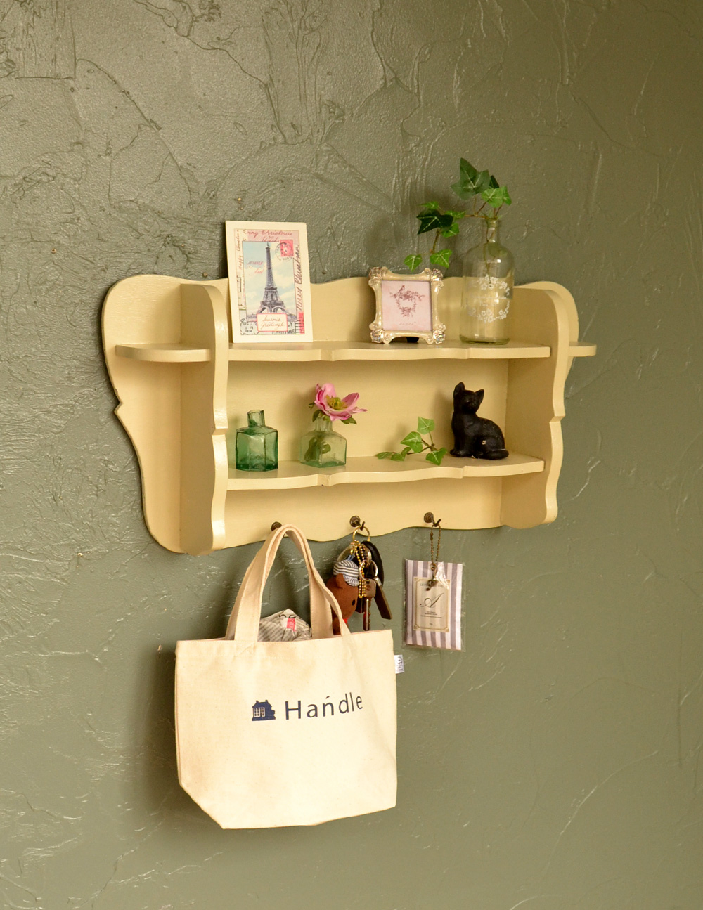 イエローペイントの可愛いアンティークウォールシェルフ（フック付き