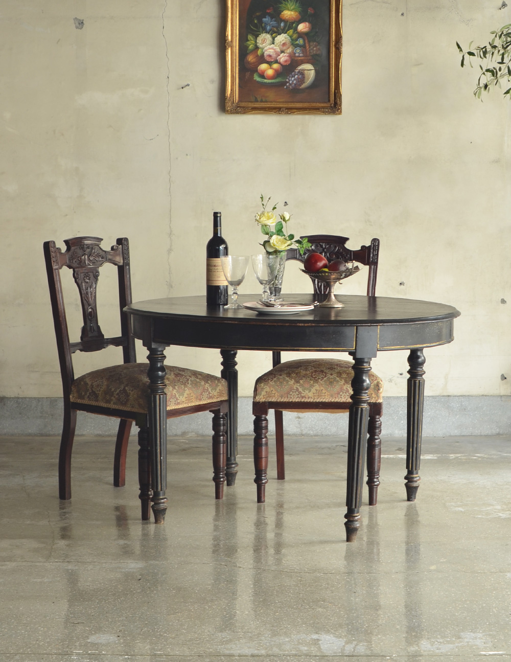 大人フレンチなアンティーク家具、ブラック色のラウンドテーブル（円卓